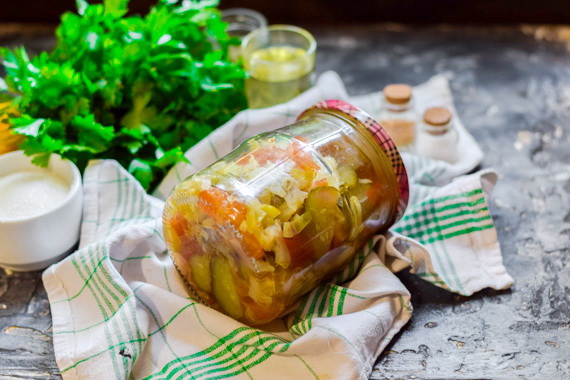 Салат капуста, помидоры и огурцы на зиму рецепт фото 8